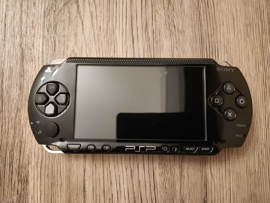 PlayStation Portabil (PSP) 1004 - Modat, Complet functional, card 8gb