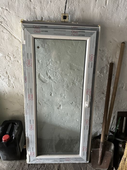 Продам пластиковую раму со стеклом