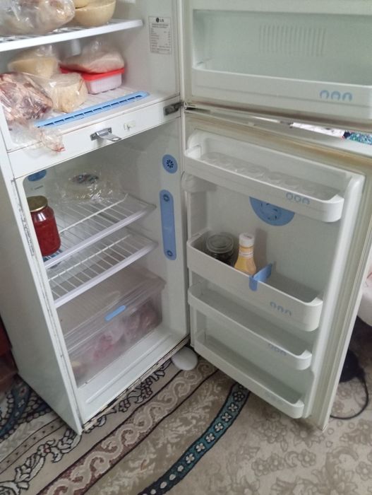 Холодильник LG хорошего состояния