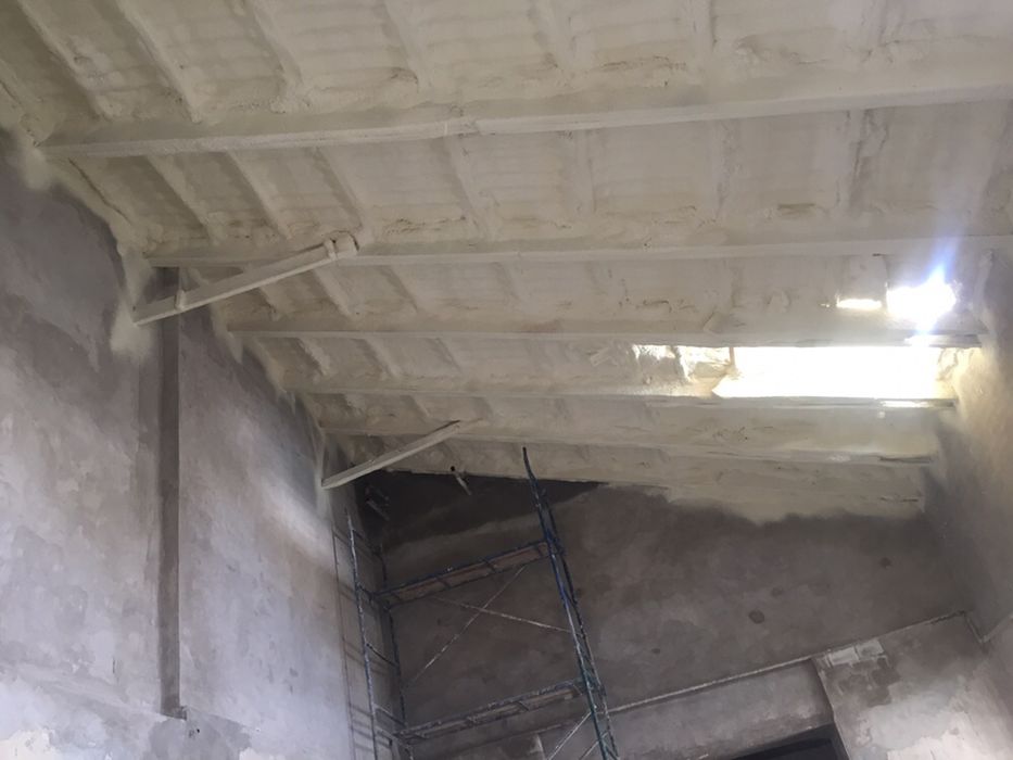 Утепление пеной крыш ,мансард и другие помещений