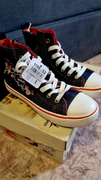 Продаю детские кеды для девочек 32 размер