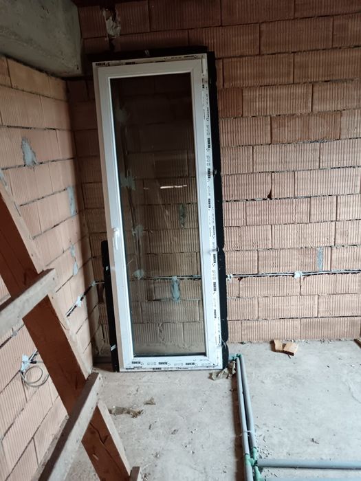 Vând uși de exterior