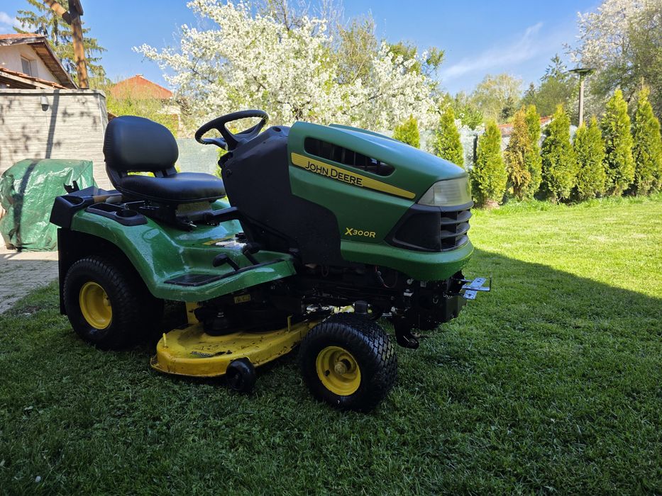 Продавам тракторна косачка John Deere X300R с кош за тревата