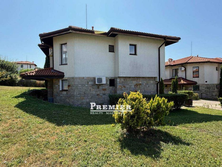 Къща в затворен, охраняем комплекс в Кошарица