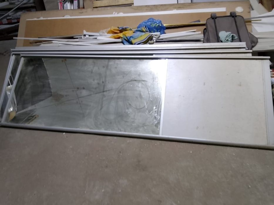 Продам двери с зеркалом от шкафа купе