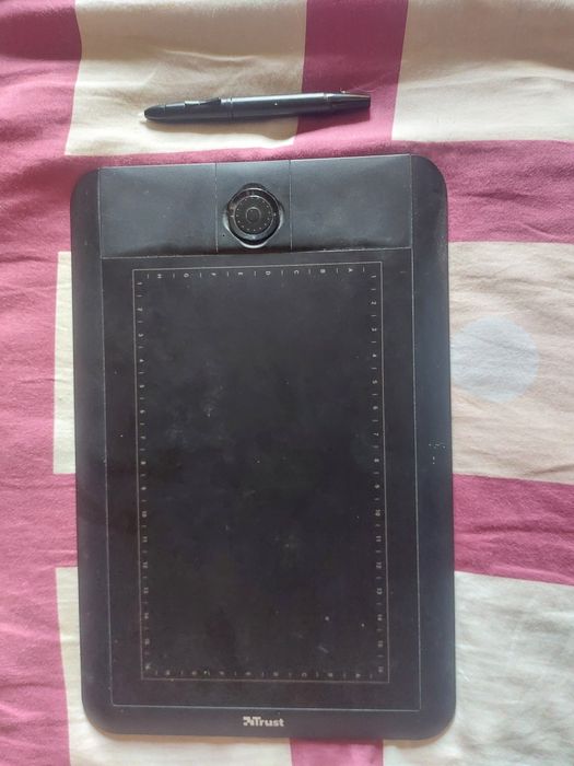 Vand doua tablete de desenat