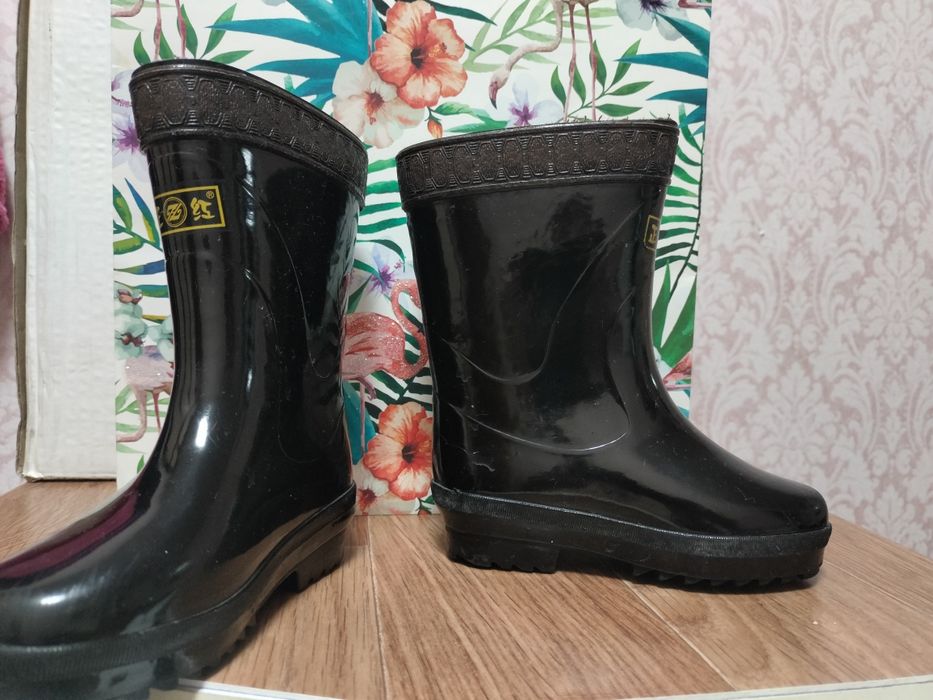 Продам детские сапоги