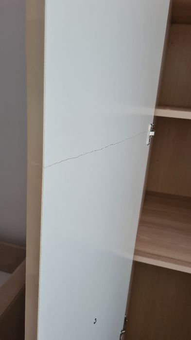 Vând  șifonier allb