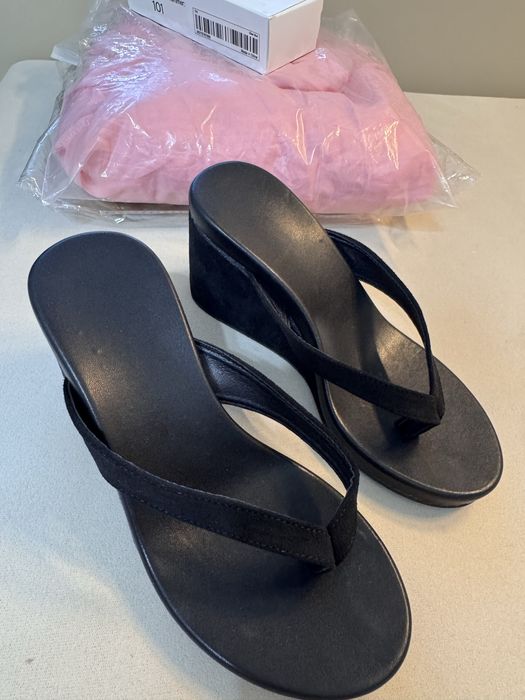 Шлепки на танкетке