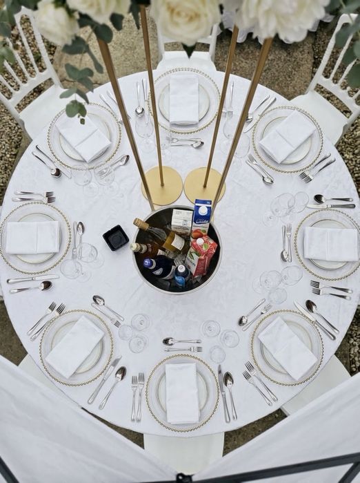 Inchiriez mese rotunde de 12 persoane , scaune Chiavari , vesela completa si umbrele pentru evenimente