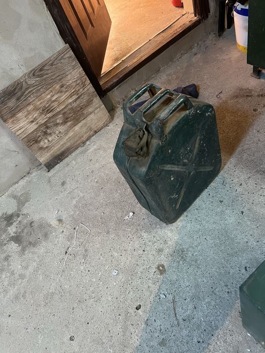 Vind bicicleta si canistre de metal si dulap de fier