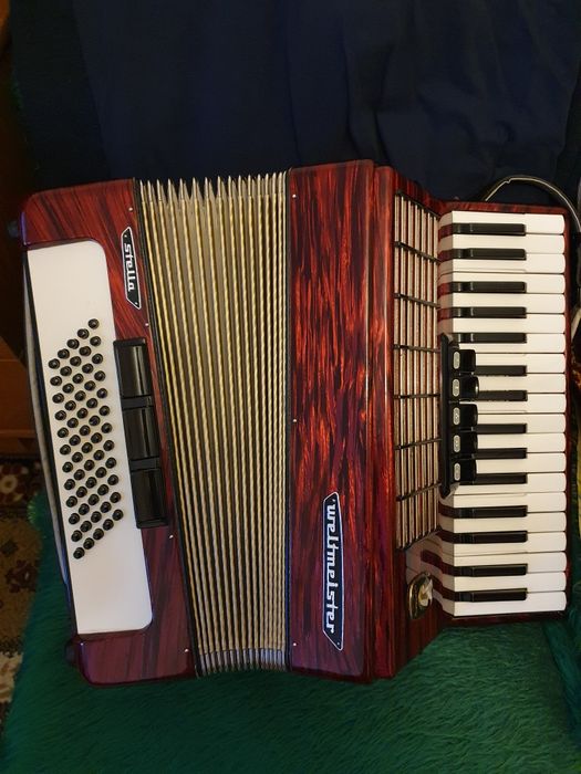 Продавам акордеон Weltmeister 60 баса