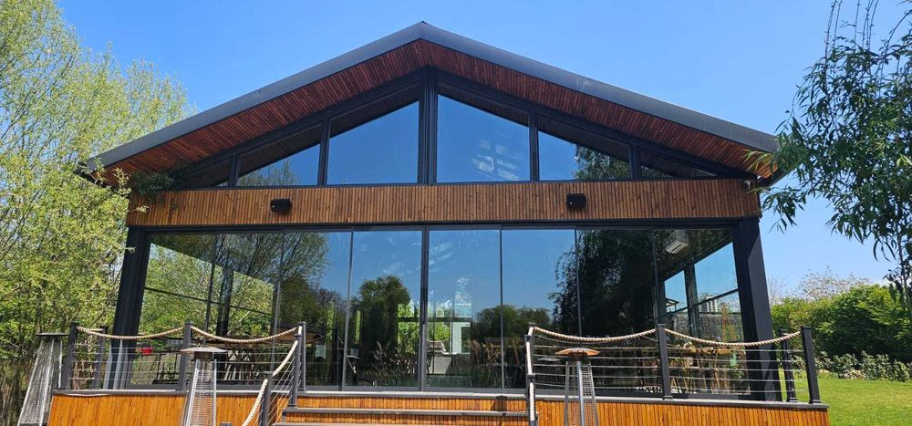 terase inchise cu sticla ghilotina actionata electric