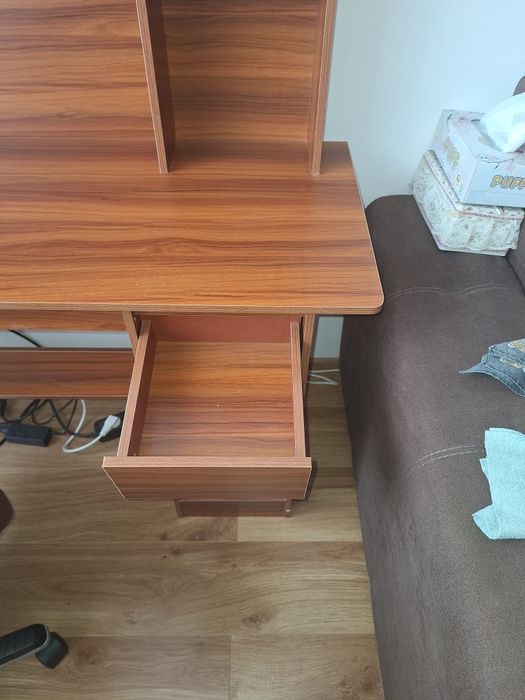 Vand birou in stare buna.