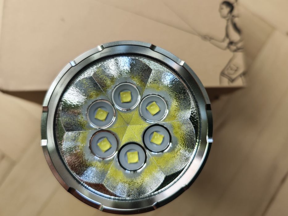 Продавам LED фенер RIPSSHINE HF1.

HF1