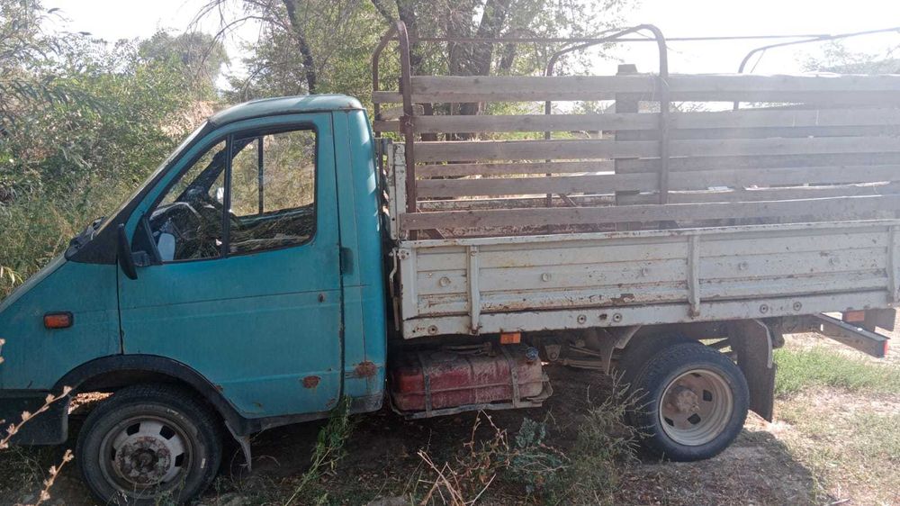 Газель грузовой имеет тент