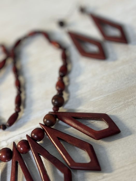 Колье и серьги из красного дерева СССР