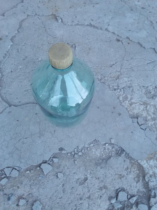 Продам стеклянный бутыль