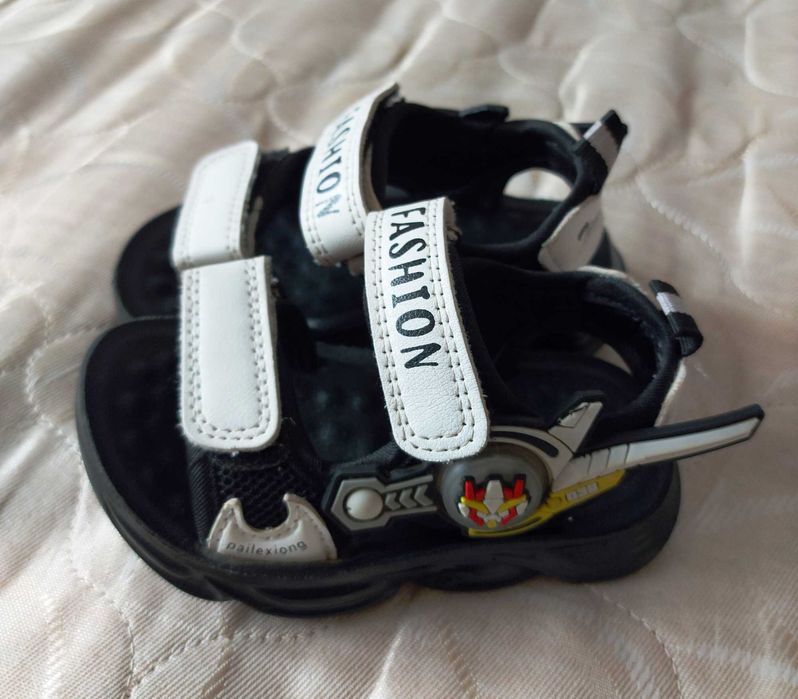 Продам детские Сандали