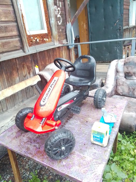 Машинка на педалях