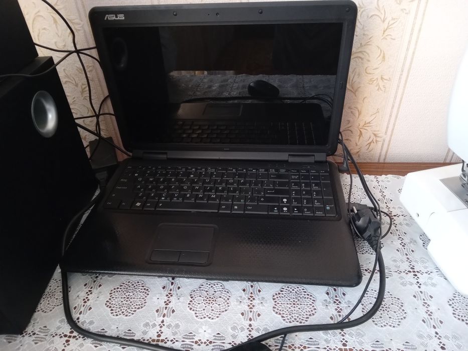 Ноутбук Асус с колонками