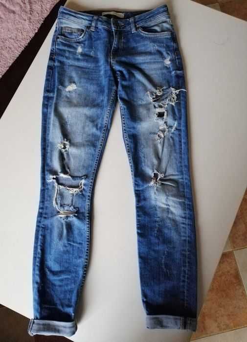 Дамски дънки-Bershka, номер EUR 34. Цена 25 лв.