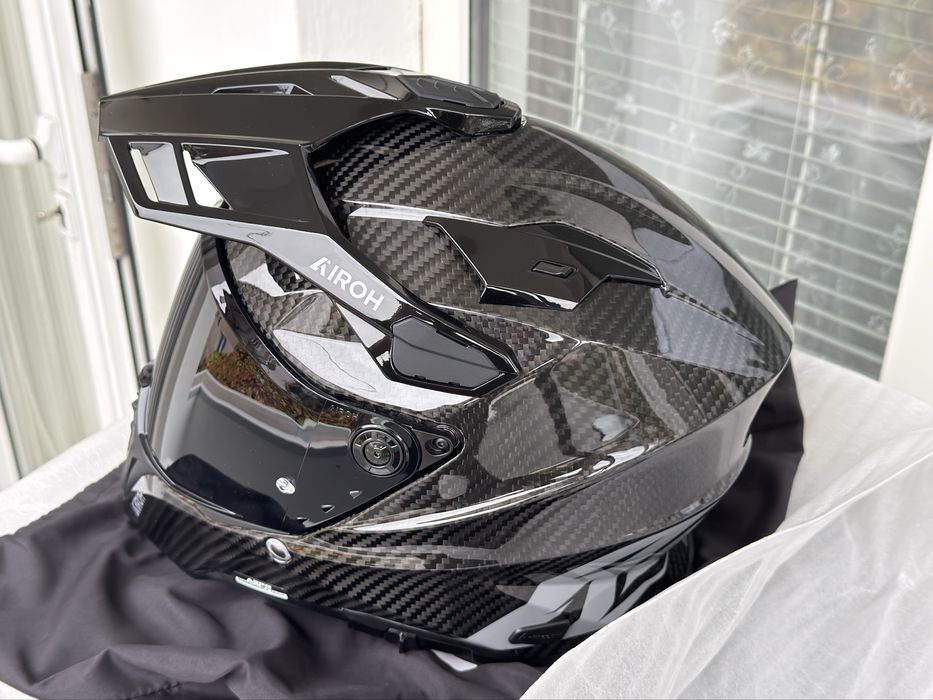 Продавам каска AIROH Commander 2 Carbon Gloss - M
