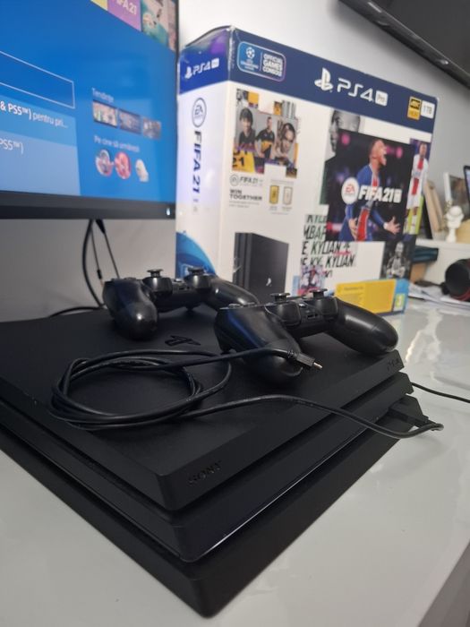 Vand Ps 4Pro ,1 TB cu 8 jocuri(CD)