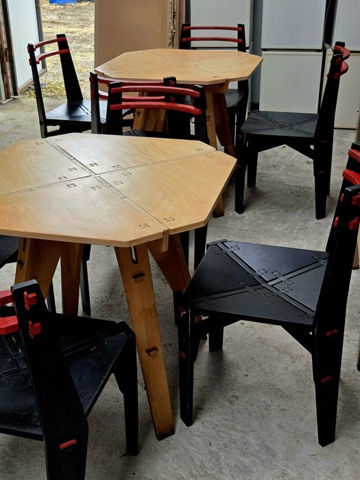 Дървени маси и столове