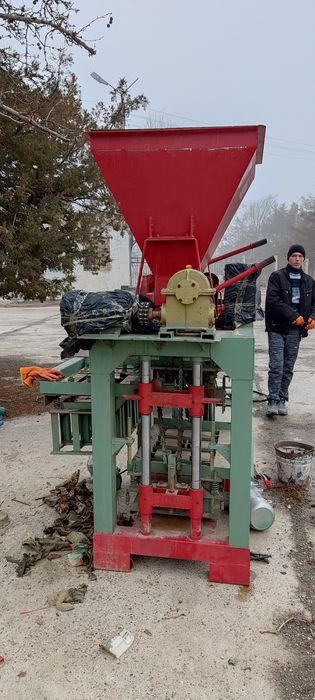 Шлака блок апарати сотилади янгидек турибди ленталик 5 хил колипи бор