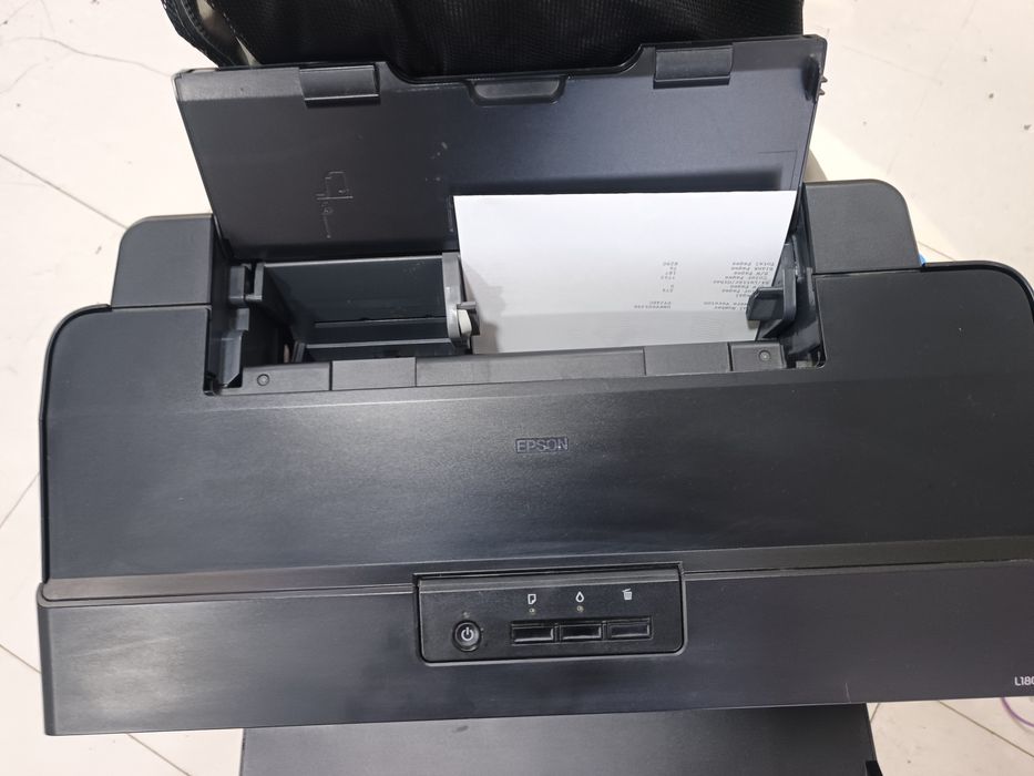 Принтер L1800 в отличном состоянии