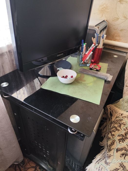 Продам компьютерный стол.
