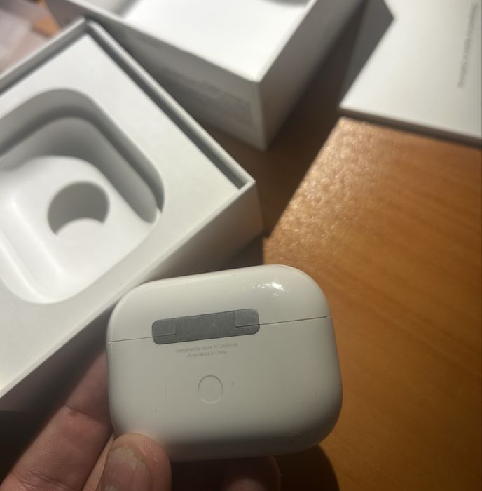 Продавам air pods pro оригинална една слушалка и кутия