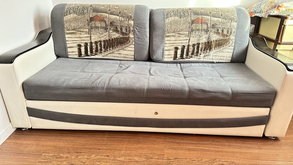 Диван с подушками