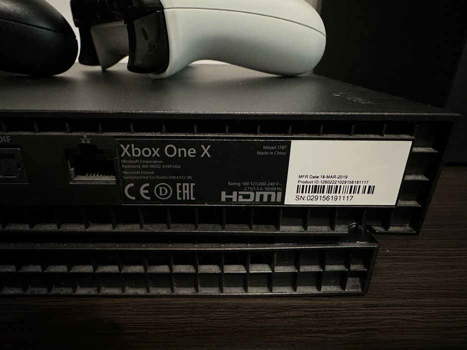 XBOX One X 1TB + 2 controllere