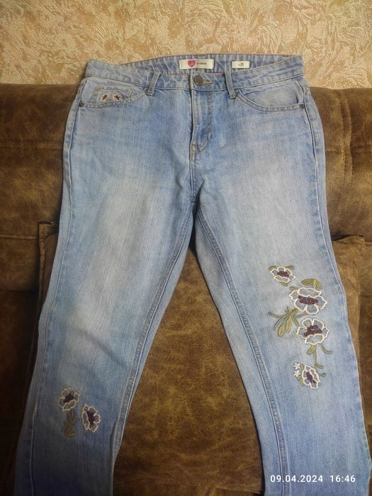Джинсы Koton с вышивкой