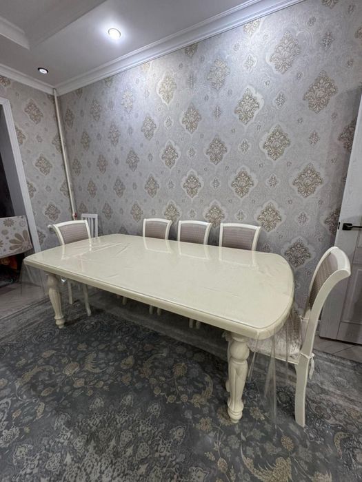 Стол со стульями