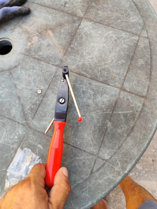 Инструмент за поставяне скоби на карета