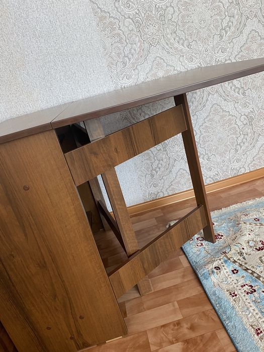 Продаю срочно стол