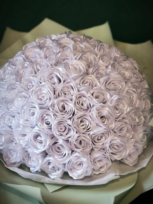 Атласные розы бабочки