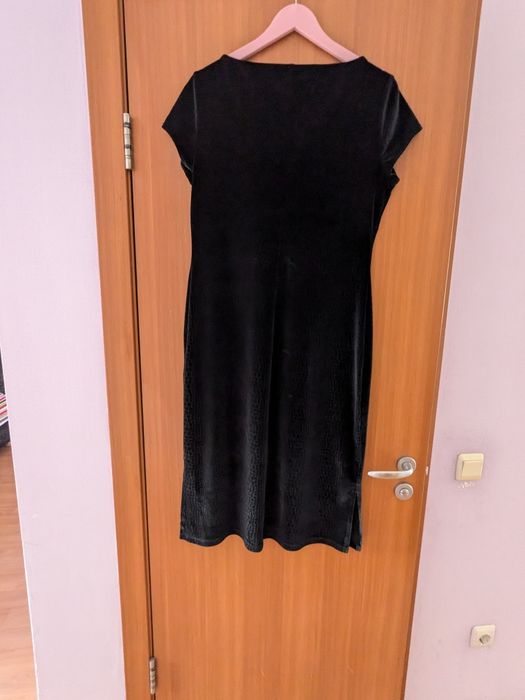 Продам платье черное бархатное