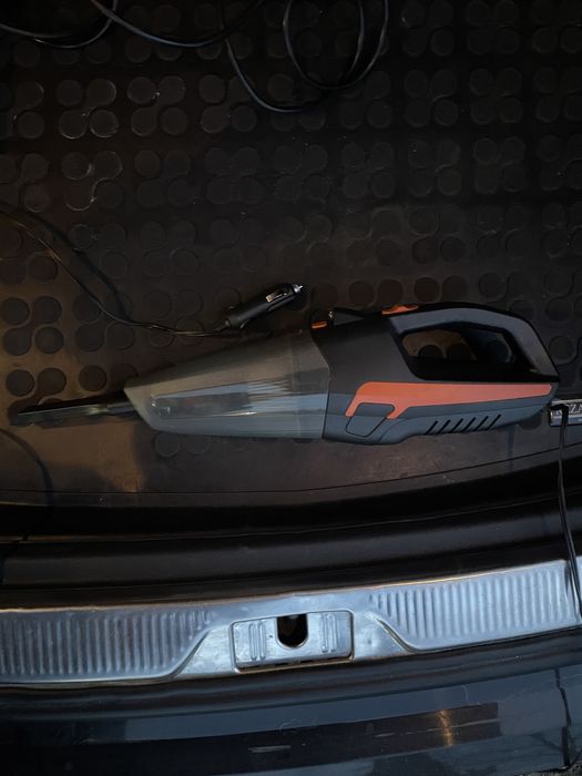 Aspirator de mână auto