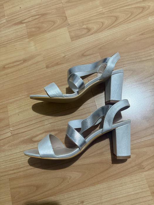 Sandale elegante cu toc gros 5 cm, mărimea 38, culoare argintii