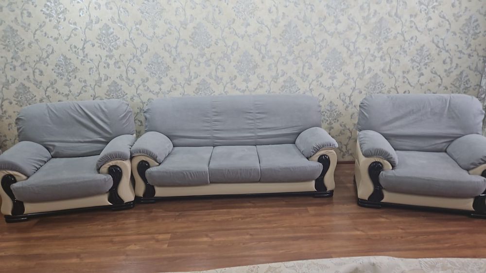 Кожаный диван белого цвета