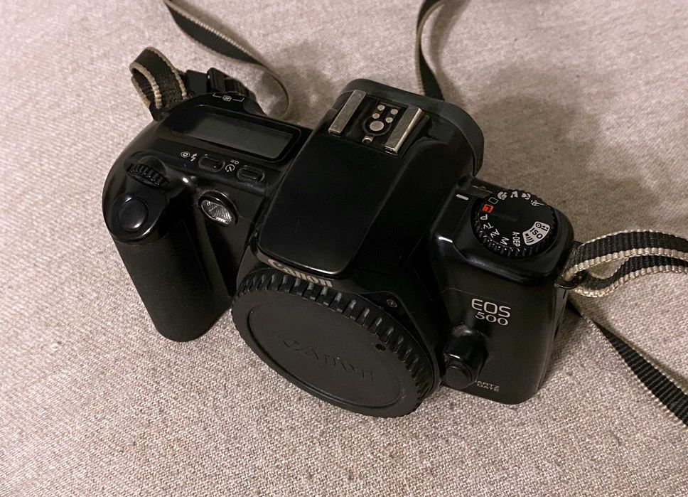 Canon EOS 500 Quartz Date body pe film 35mm compatibil EF