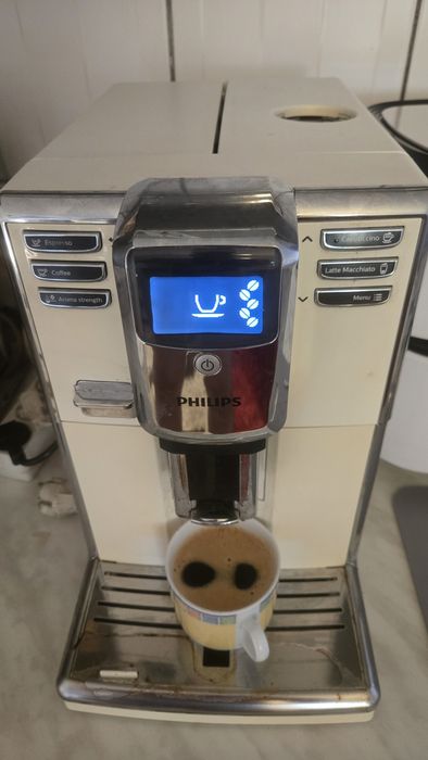 Aparat de cafea cu.boabe.Philips model cu cana.de lapte