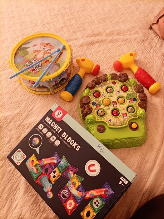 Детски играчки.Магнитен конструктор,барабан и игра с чук