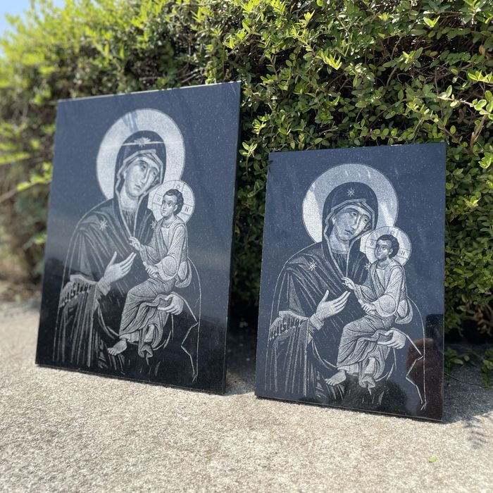 Гравирана икона Богородица с младенеца върху черен гранит за подарък