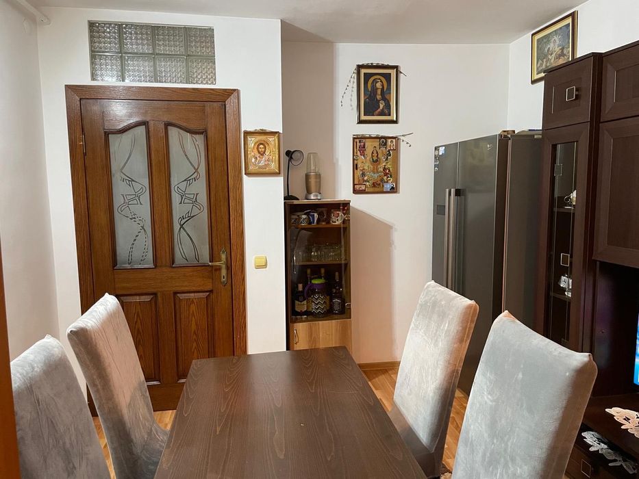 Vând apartament 3 camere girdu