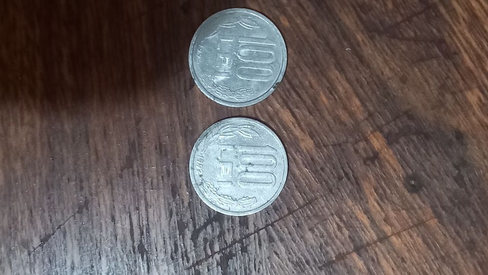 Vând doua monede de 100 de lei una din anul 1992 iar cealaltă din 1994